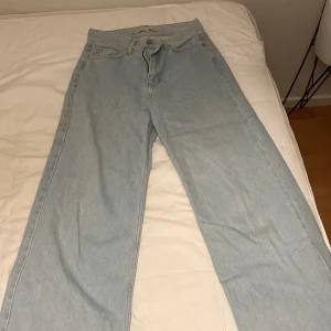 Ljusblå vida jeans från Junkyard - Ljusblå vida jeans från Junkyard!💙Storlek 26 men ganska töjbara!