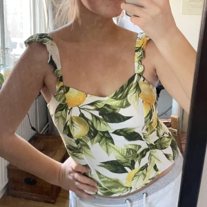 Citron topp - Supersöt och unik topp! Kommer vara sååå fin i sommar. Känner att den är lite för liten för mig så tycker någon annan kan få glödje av den superfina toppen<3