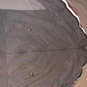 Moncler  - Riktigt bra sick på tröjan använd 1 gång vi kan diskutera om pris privat kom för bättre bilder 