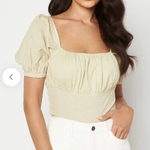 Topp i linne  - Oanvänd topp i linne från Alexandra Nilssons kollektion med bubbleroom. Köpt för 300, säljer för 100+frakt 