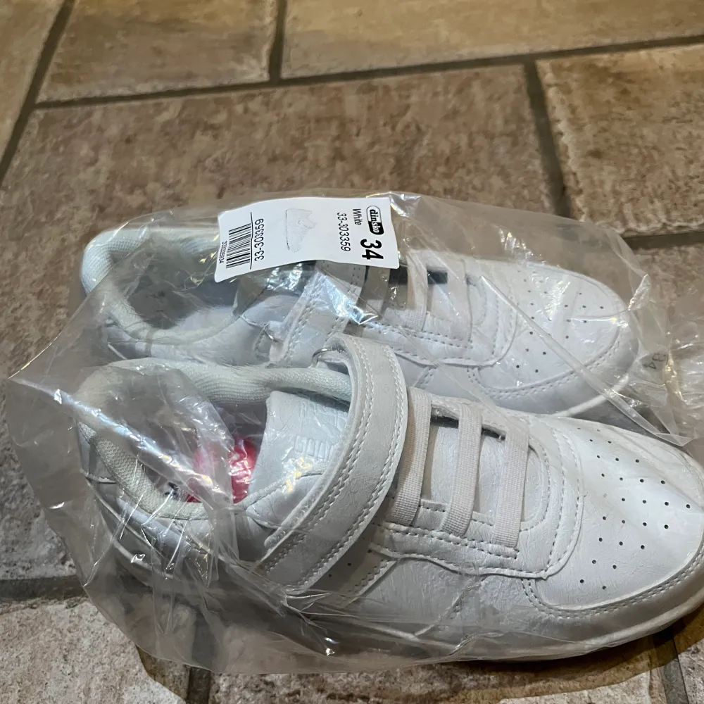 Helt nya vita sneakers från din sko. Nypris  300. Strl 34. Skor.