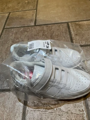 Vita sneakers HELT NYA! Strl. 34 - Helt nya vita sneakers från din sko. Nypris  300. Strl 34