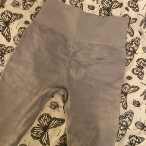 Tights  - Köpte dessa för ett litet tag sedan och har endast provat aldrig använt, råkade ta av lappen så gick inte att lämna tillbaka då den var för små för mig! Passar xs-s och möjligen m, har en sån där scruch i  rumpan så den formar fint. Orginalpris-600kr