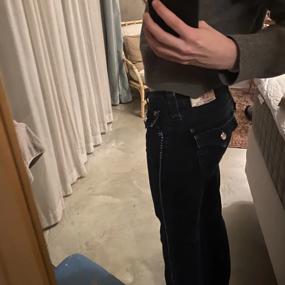 Säljer dessa super snygga lågmidjade true religion jeans då de tyvärr är lite korta. Midjemåttet tvärs över är 35cm och innerbensmåttet är 83cm💕. Jeans & Byxor.