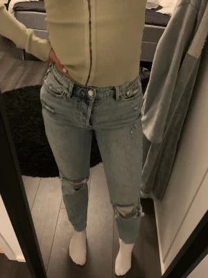 Jeans hm - Säljer dessa mom jeansen från hm i storlek 34!💕