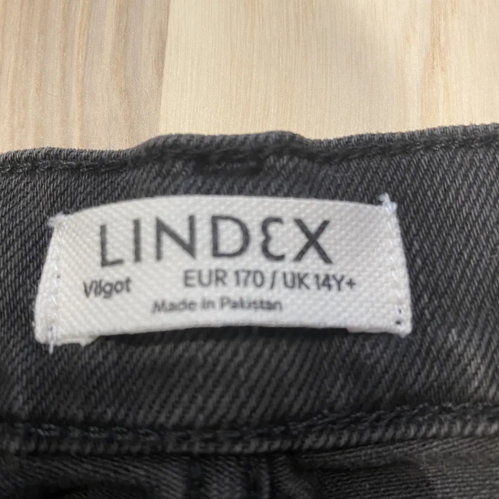 Säljer dessa jeans från Lindex, använda ca två gånger så väldigt fint skick. Hör av dig vid fler frågor!. Jeans & Byxor.