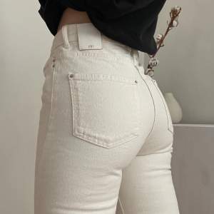 Superfina jeans från Zara i storlek 36. Inte helt vita utan mer åt det ljusbeigea hållet. Jag är 168 cm och de går till fötterna på mig🥰💖