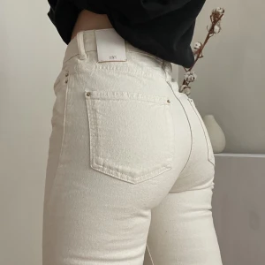 Jeans Zara - Superfina jeans från Zara i storlek 36. Inte helt vita utan mer åt det ljusbeigea hållet. Jag är 168 cm och de går till fötterna på mig🥰💖
