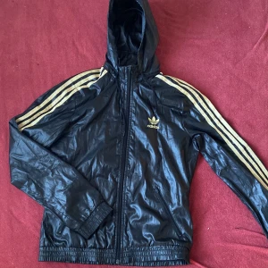 Adidas jacka - Adidas vindjacka⚡️ perfekt nu till våren! Man kan även stoppa in luvan som på sista bilden.