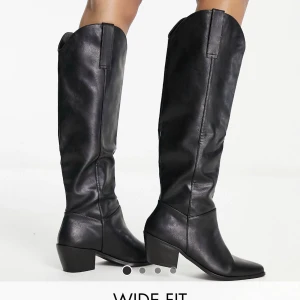 Cowboyboots  - Så snygga stövlar från Asos i wide fit så breda över vaden!💗 Helt slutsålda på hemsidan! Endast använda en gång!!