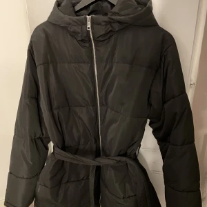 vår / höst jacka  - En jätte skön jacka från Nelly.com, använder tyvärr inte denna jackan så därför är den till salu, priset går såklart alltid att diskuteras med mig.