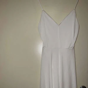 Vit klänning - Vit klänning med öppen rygg. Materialet är jätte fin och den sitter fint på kroppen. Perfekt till student. Den är aldrig använd! Jag kan skicka fler och bättre bilder om det behövs. Pris går att diskuteras. 