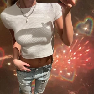 Magtröja - Så snygg Tröja med snygg detalj i ryggen köpt på barnavdelningen på Zara! Så fin till sommaren!!