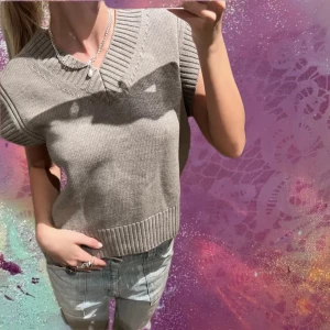 Tröj vest - Säljer denna sjukt snygga tröj vesten som är så sjukt lättstylad och perfekt till en snygg skoloutfit