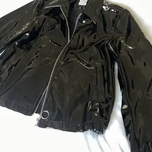 Cool jacka i svart lack. Aldrig använd, från H&M - eytys. One size, men skulle säga att den passar xs-s. 🖤