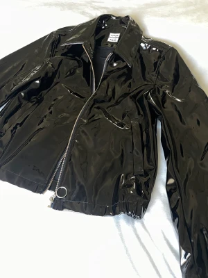 Jacka i lack  - Cool jacka i svart lack. Aldrig använd, från H&M - eytys. One size, men skulle säga att den passar xs-s. 🖤