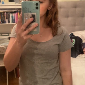 Topp - Basic grå topp från lager 157. Fin u-ringning. Aldrig använd då jag har andra liknande🫶