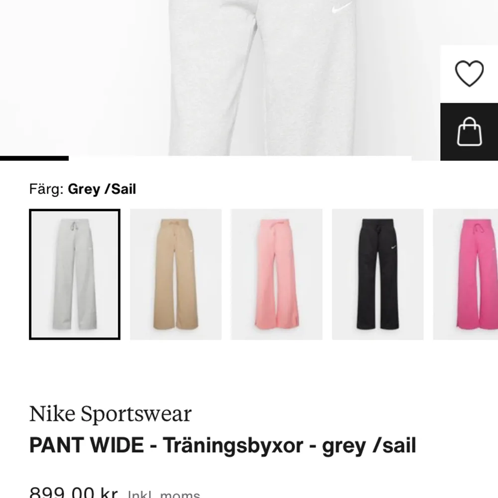 Säljer ett par Nike mjukisbyxor som är köpta på Zalando för 900kr, säljer för 500kr för snabb affär, köpare står för frakten  Storlek XS men man kan töja ut och in så passar även S  Använda få gånger och är i väldigt bra skick Dm för bättre bilder🫶. Jeans & Byxor.
