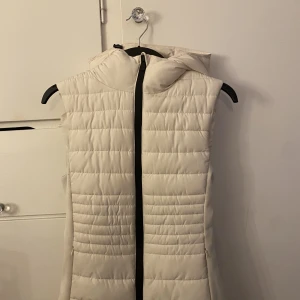 Zara väst xs - Säljer en vit väst från zara i storlek xs . Använd 5 gånger, säljer för att vill köpa en annan färg😊 nyskick