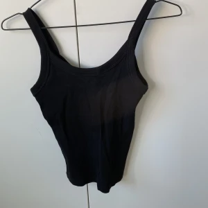 Linne - Svart ribbat linne från Gina Tricot. Är som i nyskick då jag endast använt den ca 2 gånger💞