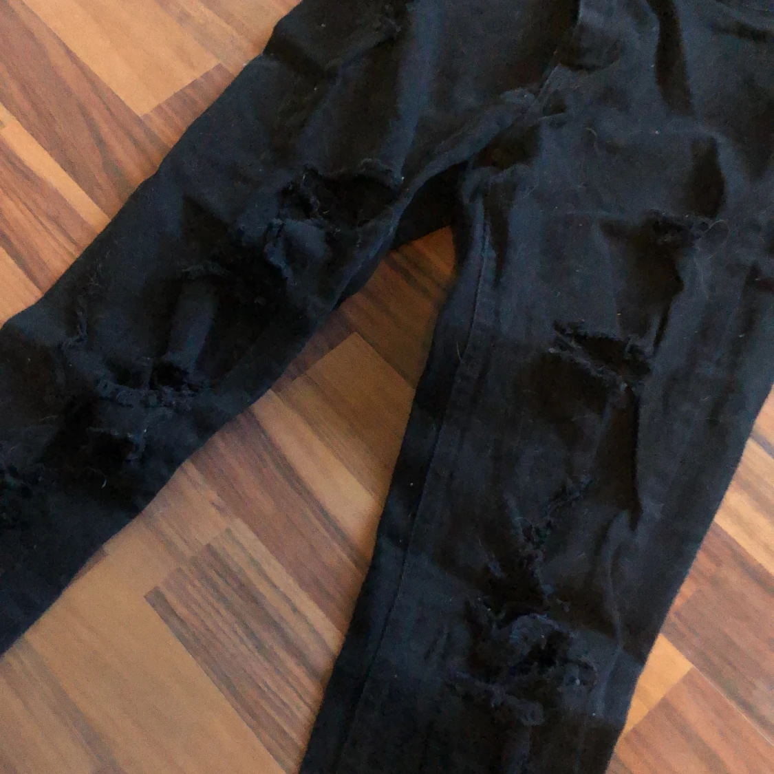 slitna svarta jeans - 90