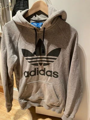 Adidas hoodie XS - Stor i storleken passar även S Knappt använd, jätte skön tröja  