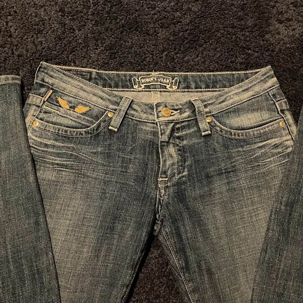 PRIS KAN DISKUTERAS❤️ Så otroligt fina Robin's Jeans som jag inte har vågat sälja på så länge eftersom jag älskar dem, men de är lite för stora så måste tyvärr nu.😞😞 Jag har aldrig använt ute, men köpt second hand! Dock ingen syn alls av användning.🌷. Jeans & Byxor.