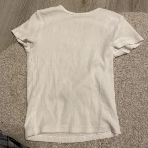 VIT TOPP - Vit topp till salu!  Sparsamt använd och i fint skick! Storlek 146/152 men passar även de som har XS och S!  15kr plus frakt!🤍