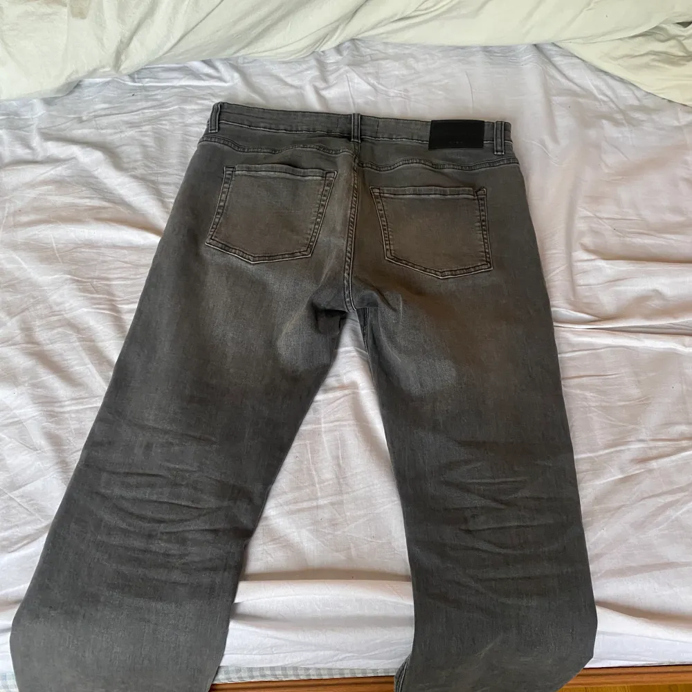 Pier One Jeans i mörk grå färg storlek W32 W32 men är lite mindre i storleken. Helt nytt skick och bra kvalite med mjukt material. 400kr . Jeans & Byxor.