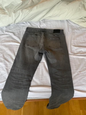 Pier One Jeans - Pier One Jeans i mörk grå färg storlek W32 W32 men är lite mindre i storleken. Helt nytt skick och bra kvalite med mjukt material. 400kr 