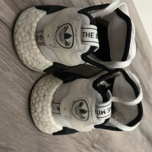 Adidas Nmd skor  - Använda 1 sommar. Adidas skor, användes inte för de var för små. Defekterna är att de är lite fläckar längre fram som går att tvättas bort. Då de var limited edition går det inte att hitta det nån mer. Nypris 1300kr