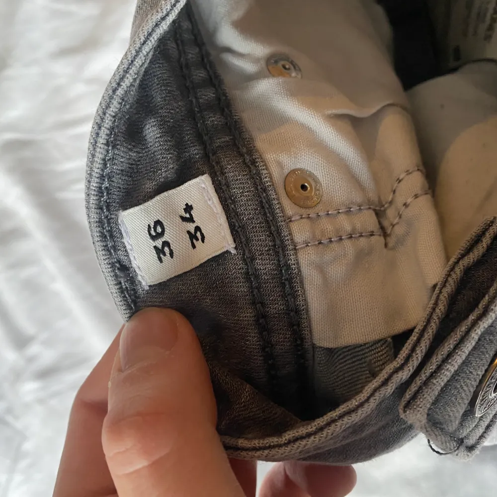 Jack & Jones jeans i ljus grå färg i storlek W36 L34. Väldigt bra skick och bra kvalite. . Nypris 1000kr, pris nu 500kr. Jeans & Byxor.