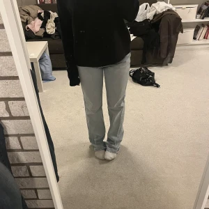 Straight jeans - Jättefina jeans med straight fit från zara💗 i bra skick men kommer tyvärr inte till användning 😊de är väldigt långa i modellen men går att vika upp om man är kortare🙌