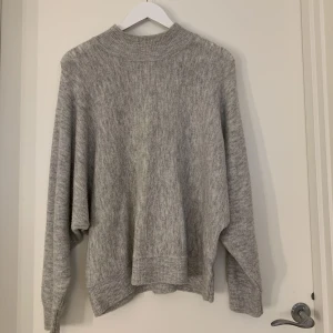 Stickade tröjor  - Säljer två fina stickade tröjor Båda är från H&M och storlek M men passar S också 100kr styck eller båda för 180kr + frakt