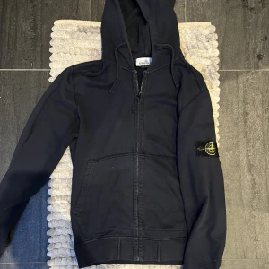 Stone Island Zip Hoodie  - Äkta Stone Island Zip Hoodie  Cond: 8/10 Strl: L passar M Färg: Navy Blue