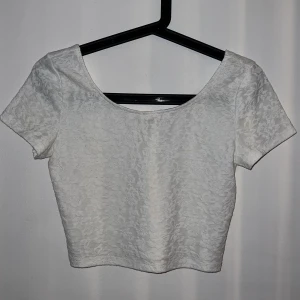 CropTop - Vit CropTop från H&M i storlek S Fint skick.