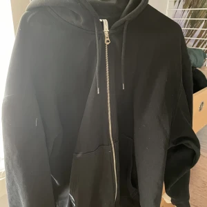 Svart zip-hoodie Weekday - Svart weekday zip-hoodie. Ny skick.