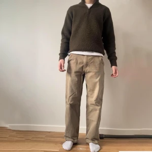 Vintage Carhartt work pants  - Bilden ser lite konstig ut pga snabb Photoshop för sidorna! Hål på knät, sitter perfekt, bra kvalite. Olivegrön färg. Snabb affär = bättre pris