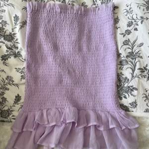 Säljer en lila kjol från BikBok. Strl S