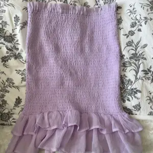 Säljer en lila kjol från BikBok. Strl S