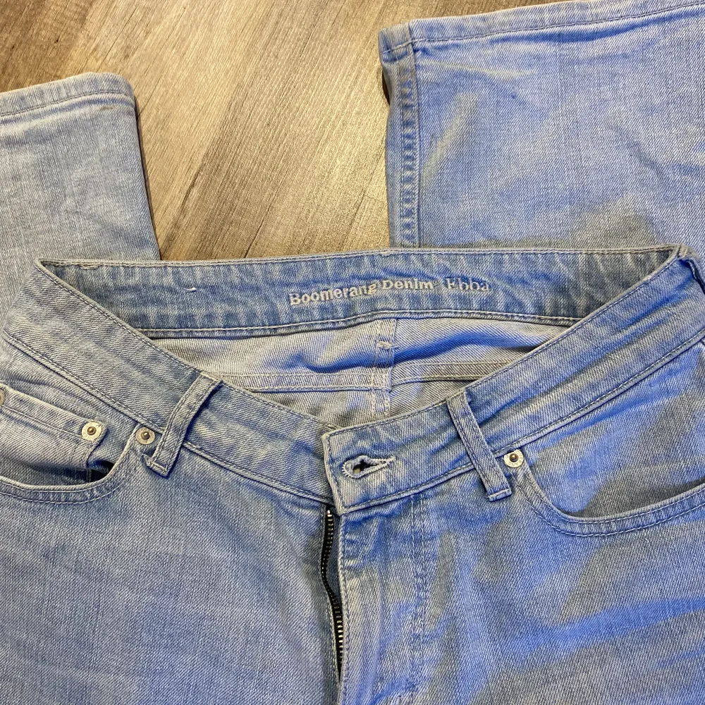 jätte snygga midwaisted ljusblåa jeans från märket boomerang i modellen Ebba. storleken är midja 29 och längd 32 och passar på mig som är s. perfekt längd även för dem som är längre (jag är 171). säljer då dem inte kommer till användning . Jeans & Byxor.