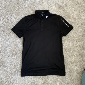 J.Lindeberg golfpiké - Snygg golfpiké från J.Lindeberg i fint skick. Svart. Strl M. Regular fit. 