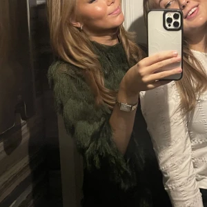 Fest topp - En SUPER SUPER SNYGG tröja, som jag ÄLSKAR, men har använt ett X antal gånger. Den är helt i nyskick, köpt på sellpy, vet inte märke💖💖 så unik tröja!!