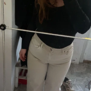 Jeans  - Super sköna och stretchiga jeans i strl L. Använda ett fåtal gånger. Fint skick💞  