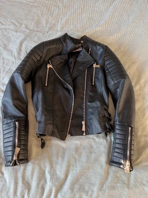 Skinnjacka - Svart skinnjacka i storlek 38 Passar även dom som har mindre storlek Knappt använd, fint skick