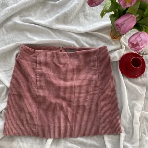 Rosa manchesterkjol - Hur fin kjol som helst som passar så snyggt nu till våren och sommaren. Jättefint skick!  Kolla gärna mina andra annonser!🥰