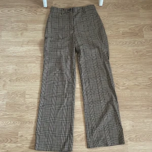Rutiga kostymbyxor  - Snygga rutiga kostymbyxor. Lite högre i midjan. Använda 4 gånger