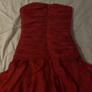 Maje kort klänning  - Jag säljer den här fina röda maje klänning i storlek 36 (men skulle säga att den är 34) . Den är så fin och perfekt till sommaren !!!! ❤️ 