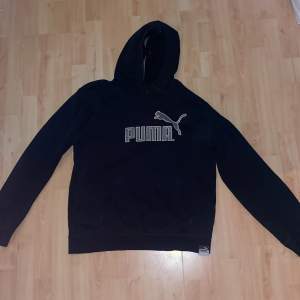 Puma hoodie, svart och grå puma text. Mindre i storleken på. 