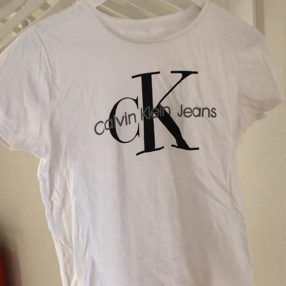 Calvin Klein t-shirt i nyskick! 🥰 kommer ej till användning. Pris går att diskutera . T-shirts.